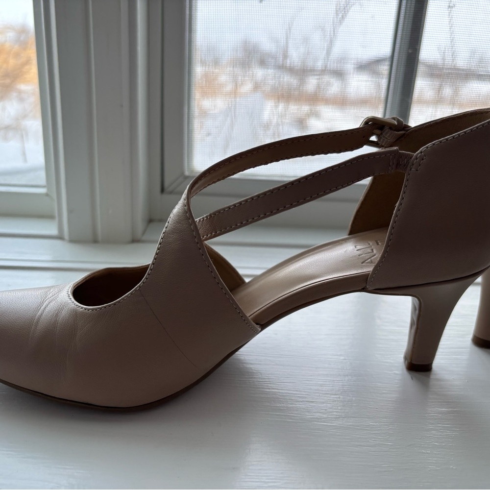 Leather Naturalizer Heels - Picture 10 of 10